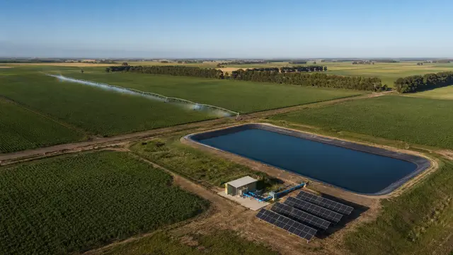 Campo agrícola con reservorio y red de riego